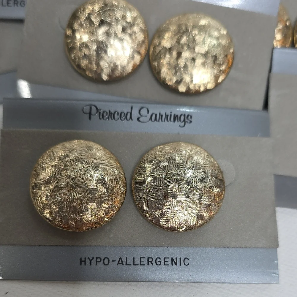 470. Vintage Gold Nugget Textured Stud Earrings - New on Card ✨Jewerly LOT - Picture 2 of 4